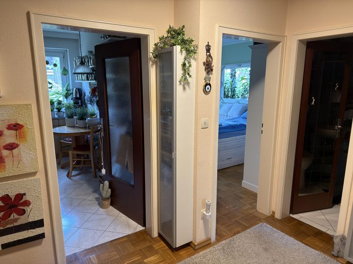 Grünes Bahrenfeld: appartamento libero di 3 locali con terrazza, aiuola e garage sotterraneo – Flur