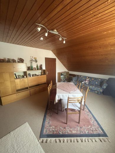 Raum für Familie – Charmantes Einfamilienhaus mit Terrasse und Vollkeller – Wohnen OG