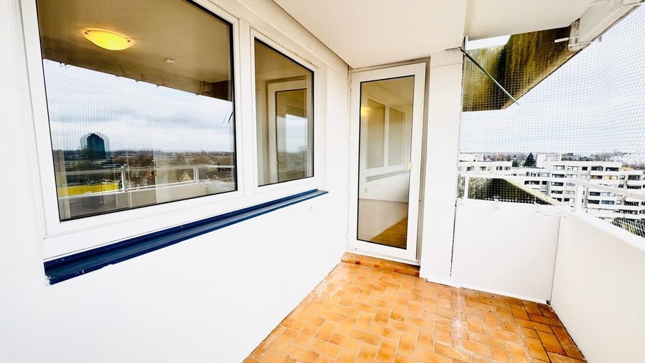 Helle 2-Zimmer-Wohnung mit Südbalkon, Weitblick und TG nahe MHH – Balkon