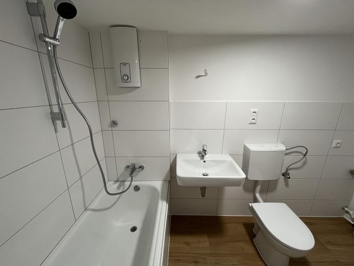 Bright renovated apartment with balcony – Photo 12