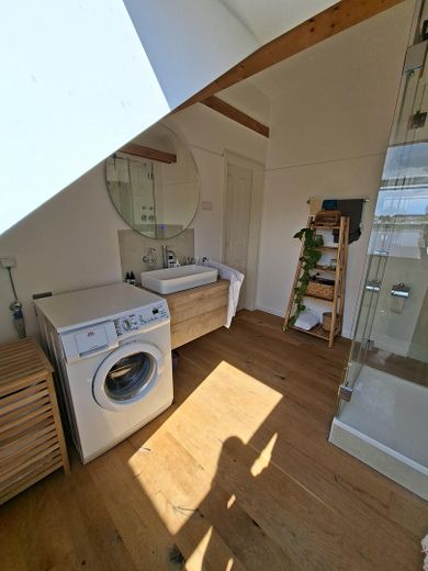 Lutherstraße: 2-Zimmer-Maisonette, fugenloses Bad, tolle Aussicht, Nobilia EBK – Badezimmer