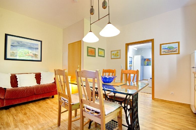 Liebevoll eingerichtete, helle Wohnung mit Innenhof/Terrasse, mit Reinigung, Vermietung an Berufspendler – 51594965ecb2aa7ff5b309a1086dd4654905ac61.jpg