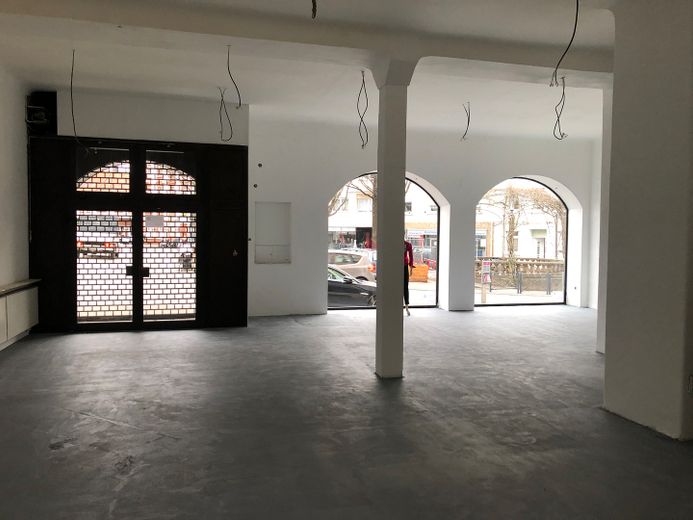 🚀 Ihr neues Gewerbe mit Charakter: Hohe Decken, riesige Schaufenster & maximale Flexibilität! – Innenraum 1