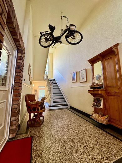 Maisonette de estilo antiguo inundada de luz, con chimenea, aire acondicionado y un ambiente residencial tranquilo – Hausflur EG
