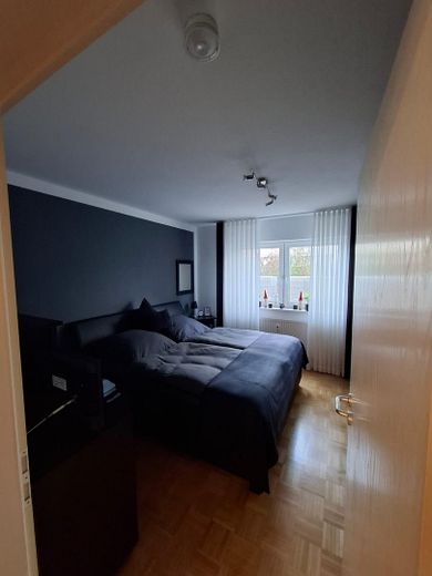 Peaceful living in Aschaffenburg-Schweinheim – well-maintained 2-room apartment with terrace & underground parking – Schlafzimmer