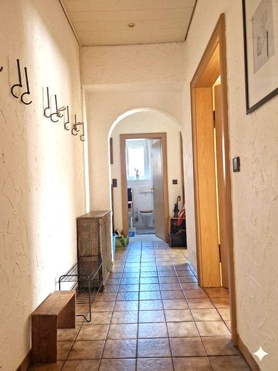 spaziosa casa plurifamiliare con garage a Maxhütte-Haidhof – EG-Gang