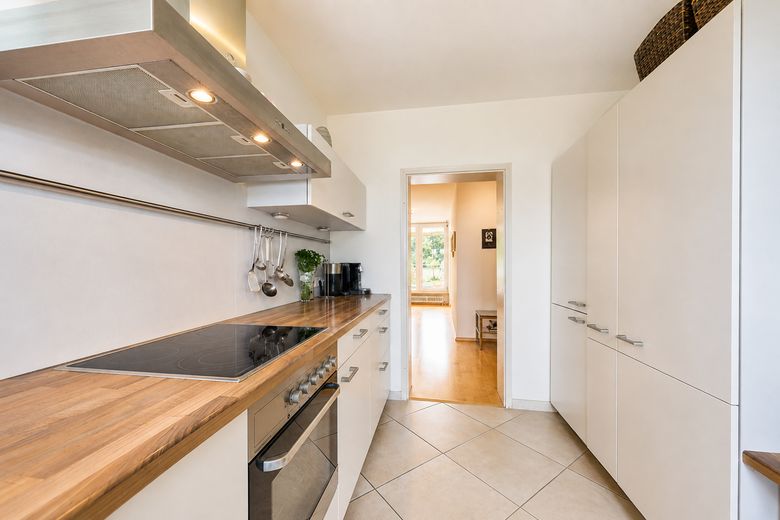 Großzügige Dachterrassenwohnung mit zusätzlichem Balkon in Haar – Küche mit viel Stauraum