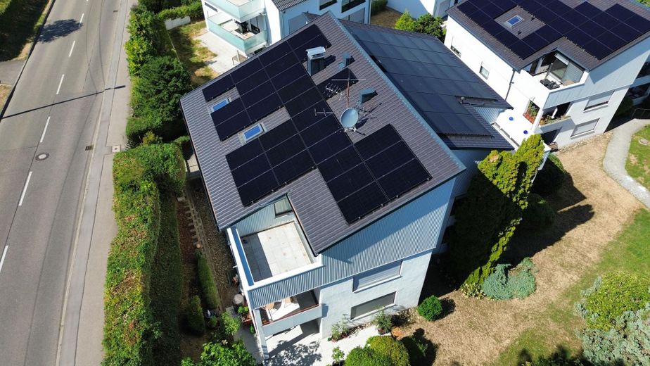 Erstbezug nach Kernsanierung: 4-Zimmer-Wohnung mit PV-Mieterstrom & TG-Stellplatz in S-Heumaden – Gebäude