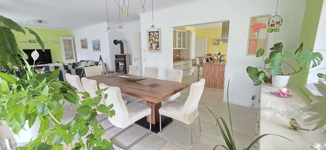 Geborgenheit und Entspannung im Bremer Speckgürtel: Einzigartige A+Stadtvilla mit Erdwärme, KfW 40 – Wohnzimmer