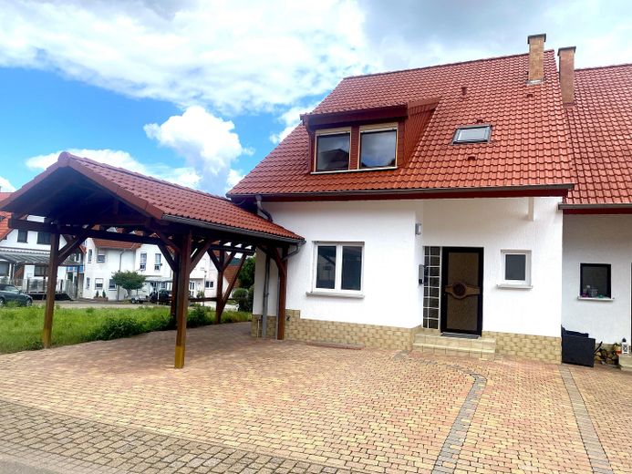 DHH ca. 170 qm Wohnfläche zuzügl. Nutzfläche, sowie Balkon Carport Stellfläche Garten – Hausansicht vorne