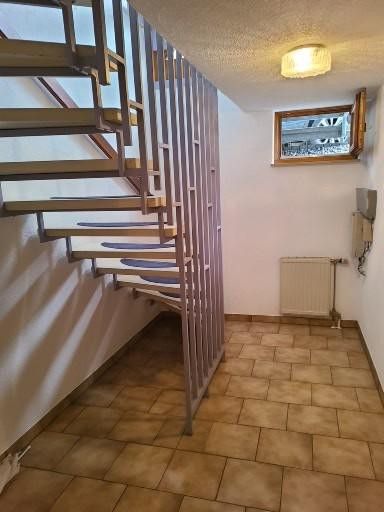 SOFORT BEZUGSFREI! Sehr geräumige lichtdurchflutete 4-Zi- Maisonette-Wohnung inkl. Balkon, Carport – Treppe zum Keller