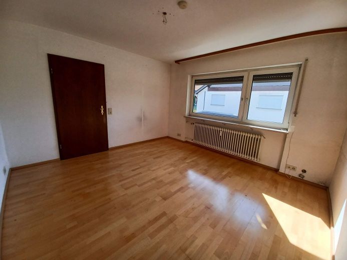 Przestronne, świeżo wyremontowane mieszkanie 3,5-pokojowe o powierzchni 115 m², z dużym balkonem, garażem i miejscem parkingowym – Büro vor Renovierung