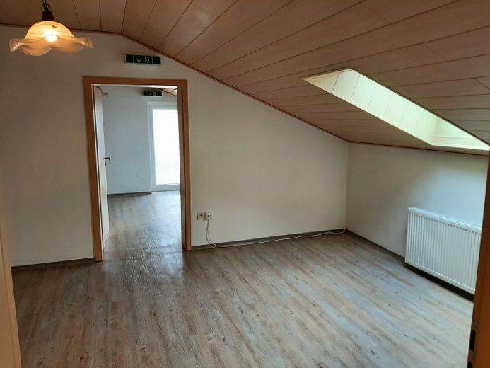 2x 1 Zi-Appartement & 3-Zi DG Wohnung mit Panoramablick, Balkon u. Küchenzeile u. 2 Duschbädern – DG-3 Zi Schlafen 2