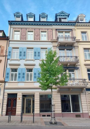 Zentral gelegene 4-Zimmer Wohnung mit Balkon und Fahrstuhl – Außenansicht