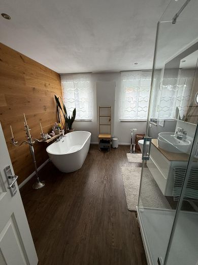 Ekskluzywna nieruchomość nad rzeką Neufnach – przestronne mieszkanie na działce o powierzchni ok. 1700 m² – Komfortables Bad 1.OG