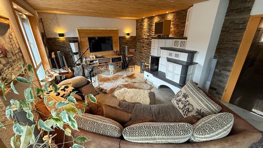 Wohnzimmer mit gem. Kachelofen