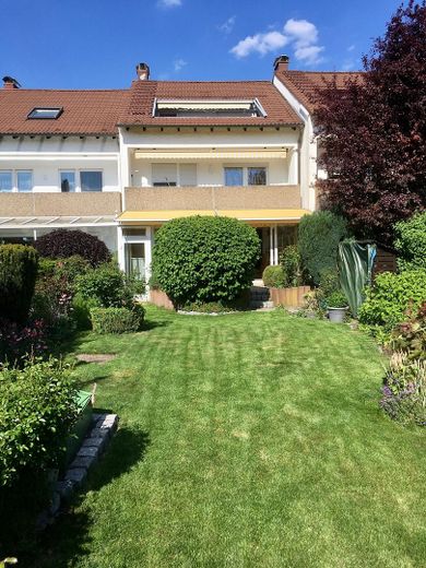 Spacious terraced house with garden, garage, fitted kitchen, and converted attic in Neu-Ulm/Gerlenhofen – Haus mit Garten