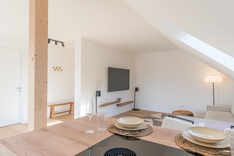 Langenbach | Nuovo bilocale mansardato con cucina BORA e ampio balcone soleggiato – Blick zum Wohnbereich