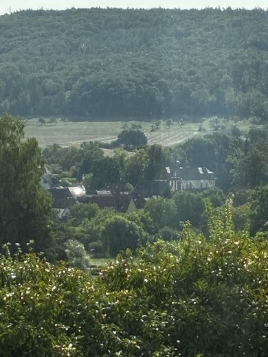 Casa moderna con un gran jardín – Elternschlafzimmer Ausblick