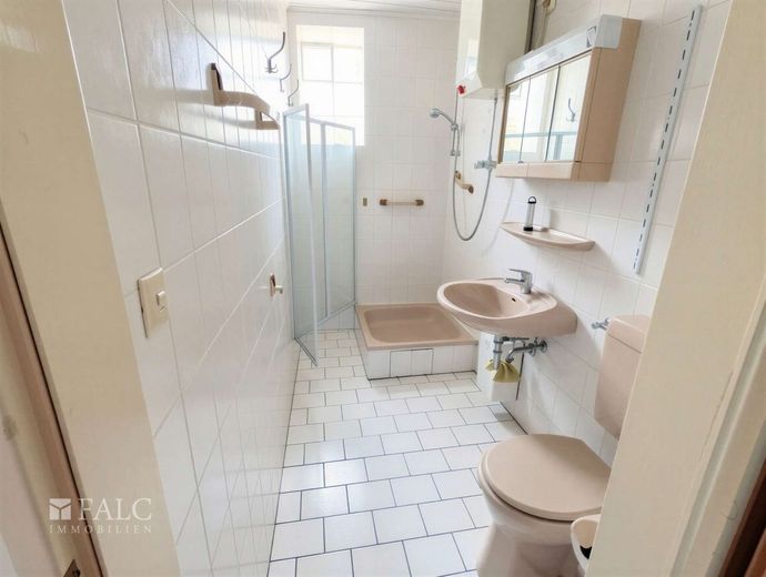 Provisionsfreie Doppelhaushälfte mit Garten u. Garage – Bad mit Dusche
