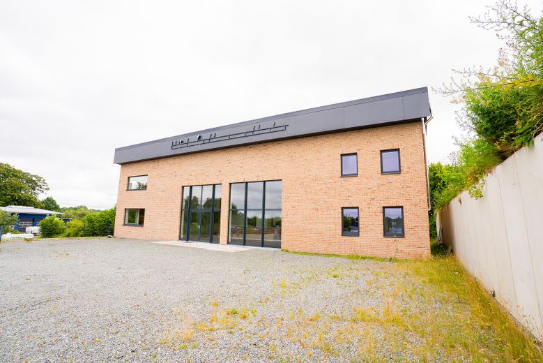 Repräsentive Gewerbeimmobilie mit Einliegerwohnung – Immobile Front