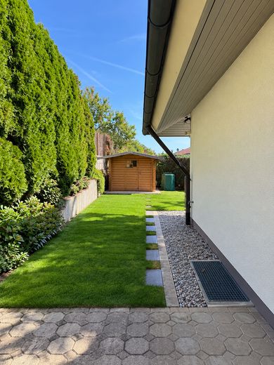 Attraktives bezugsfertiges Einfamilienhaus mit Doppelgarage – Gartenbereich Nord
