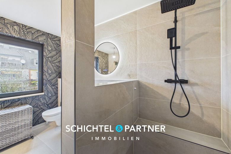 Osterholz | Bezugsfrei: Familienhaus mit liebevollem Garten und Garage – S&amp;P | Badezimmer