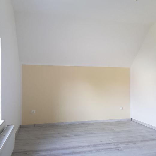 Saniertes Zweifamilienhaus zur Miete in Giesen – OG Schlafzimmer