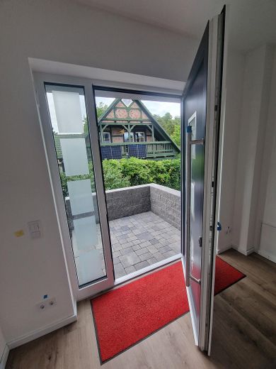 Erstbezug in Zepernick – Provisionsfreie KfW-40-EE Stadtvilla auf über 1.000 m² Grundstück – EG EingangspodestTür Nordblick