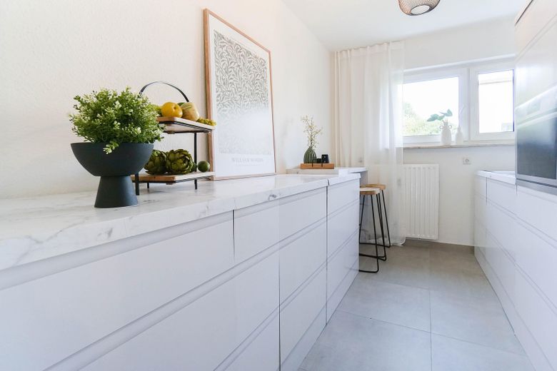 SOFORT FREI: Helle Drei-Zimmer-WHG mit Balkon in der Neustadt – Küche