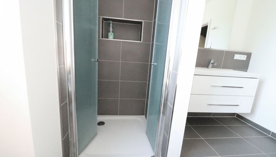 WRS Immobilien - Niederdorfelden - casa a schiera di testa come nuova con buone dotazioni + garage – Badezimmer - bodentiefe Dusche