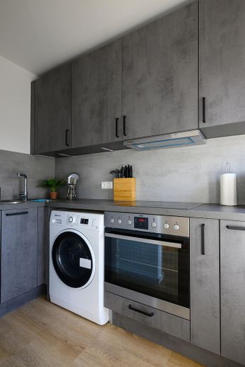 Moderne Wohnung in Alsternähe mit Balkon | Zentral und Blick ins Grüne – Küche - Ansicht #1