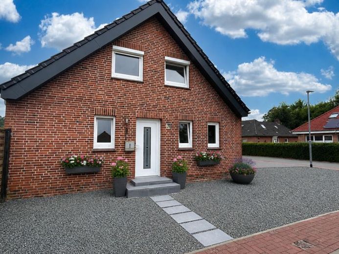 Casa unifamiliare modernizzata in una tranquilla strada senza uscita – Abitare con stile in un’idilliaca cornice verde a Marne – Foto 1