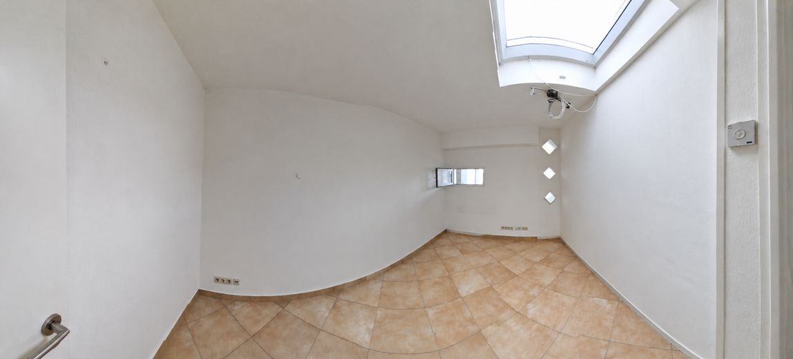 Über den Dächern Offenbachs: Großzügige 3-Zimmer-Wohnung mit zwei Balkonen – provisionsfrei – Zimmer mit el. Lichtkuppel