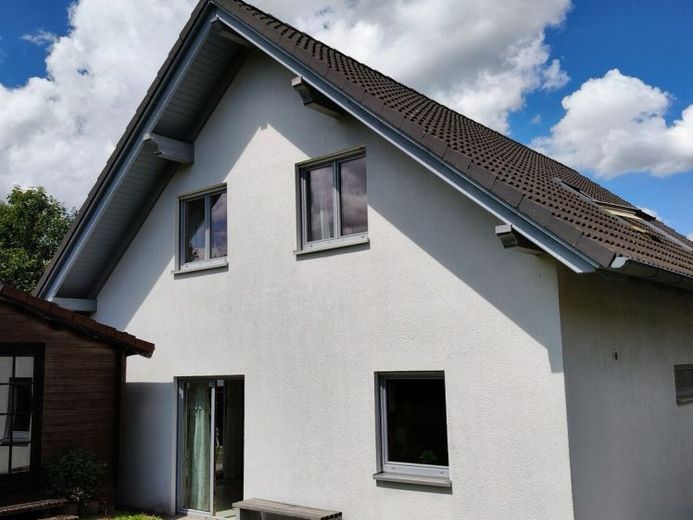 Familienfreundliches Einfamilienhaus mit großer Küche, Gartenhütte und Doppelcarport in Oelkassen – Foto 1