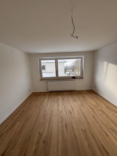 Primera ocupación tras la renovación con cocina equipada y balcón: agradable vivienda de 2,5 habitaciones en Rinteln – Schlafzimmer