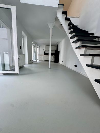 Exklusives Hinterhof-Loft mit Garten, Terrasse & Galerie | Erstbezug | Flingern – Offener Wohn-/Essbereich
