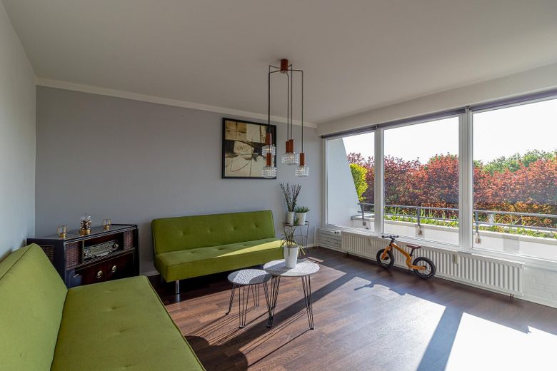 Designer terrace apartment (18 min. central station) nature, parking space (only temporarily 6-12 months) 1,700 € incl. additional costs – Wohnzimmer