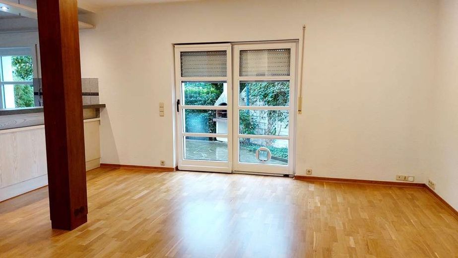 Uetze - Renditeimmobilie - 4-Familienhaus + Doppelhaushälfte + 3 Garagen – Haushälfte EG Wohnen