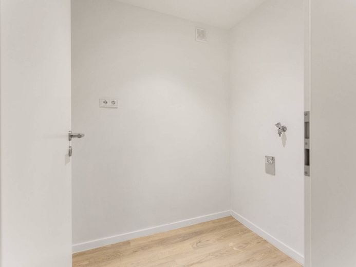 Vollständig renovierte 3-Zi.-Erdgeschosswohnung mit moderner Einbauküche! – Hauswirtschaftsraum