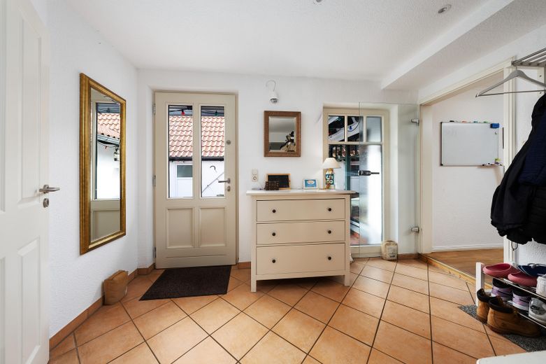 Family home with sauna, practice, cold room, barbecue hut, photovoltaic system and large garden in Horn-Lehe – Flur