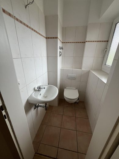 Appartement lumineux de 4 pièces avec balcon et cuisine équipée à louer immédiatement. – Extra WC