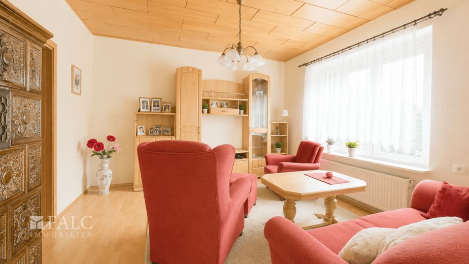 ***Doppelhaushälfte wartet auf neuen Glanz*** – Wohnzimmer