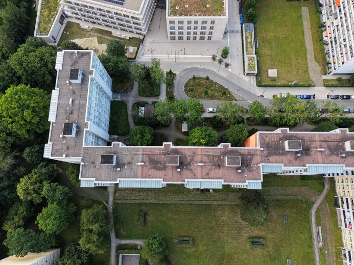 Commission-free & immediately available! 3-room apartment with loggia near Ostpark! – Vogelperspektive