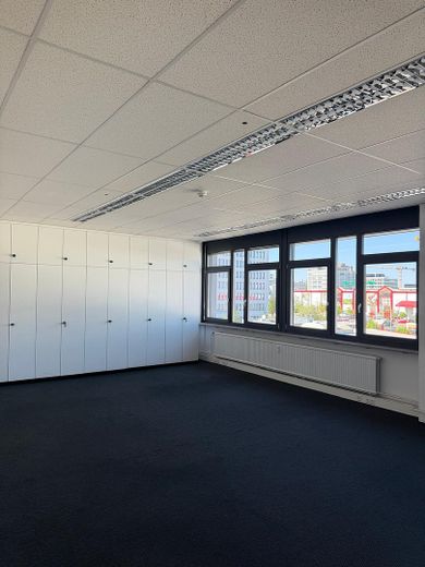 270 m² Bürofläche | Stuttgart-Vaihingen | flexibel nutzbar | sofort frei | provisionsfrei – Raum mit großer Fensterfront