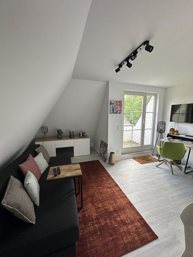 Möblierte hochwertige 1-Zimmer-Wohnung mit moderner Ausstattung in ruhiger Lage, Hamburg-Farmsen – Wohnraum
