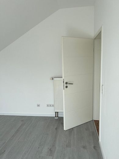 MODERNE 3-ZIMMER-DACHGESCHOSSWOHNUNG MIT BALKON, LOGGIA & EINBAUKÜCHE IN KARBEN – Photo 9