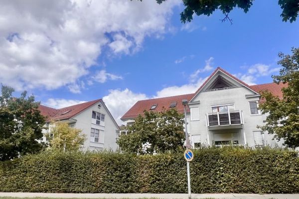 Affascinante appartamento al piano terra di 2 locali con porzione di giardino privata e posto auto in autorimessa interrata