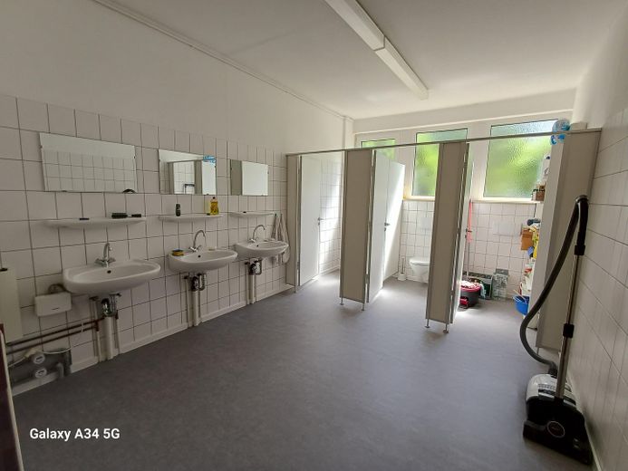 Veelzijdig bruikbaar commercieel vastgoed (kantoor, praktijk, hal, studio, ambacht, handel). 1a-locatie – Raum 5/Sanitär, ca. 16,5qm
