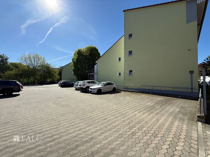 RESERVIERT*Bezugsfreie Erdgeschosswohnung in zentrumsnaher Lage mit 2 Balkonen und Außenstellplatz* – Parkdeck